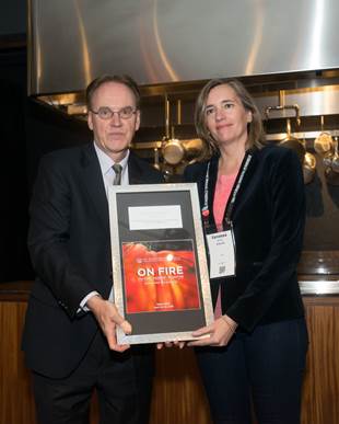 La consejera delegada de Extenda, Vanessa Bernad, recibe el galardón de mano de G. Drescher, vicepresidente del "The Culinary Institute of America"