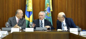 El presidente interino coordina la primera reunión ministerial.